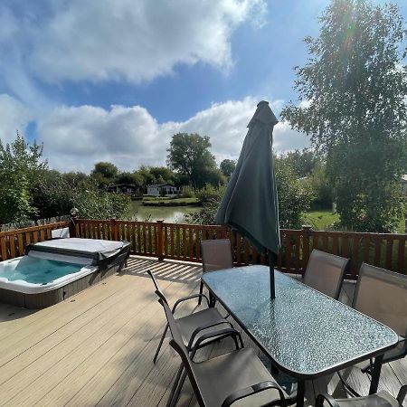 Luxury Lakeside Lodge L1 With Hot Tub Situated At Tattershall Lakes Country Park Экстерьер фото