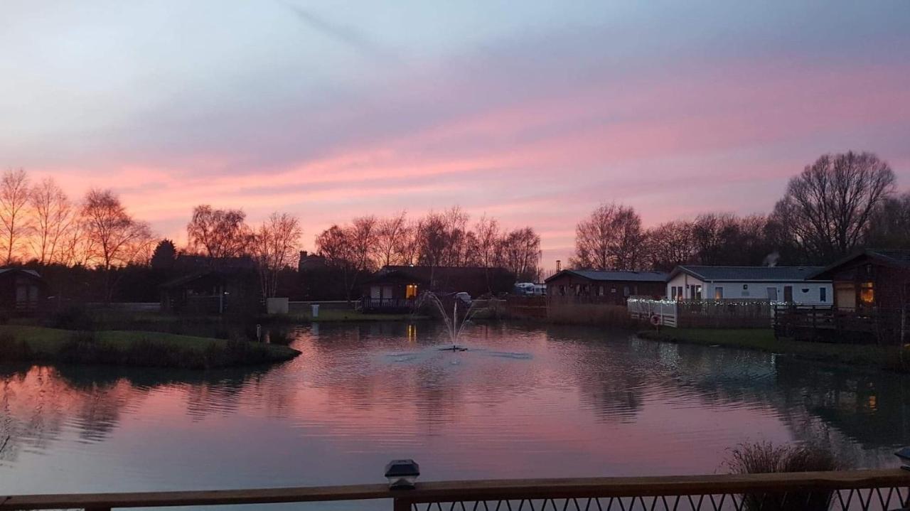 Luxury Lakeside Lodge L1 With Hot Tub Situated At Tattershall Lakes Country Park Экстерьер фото