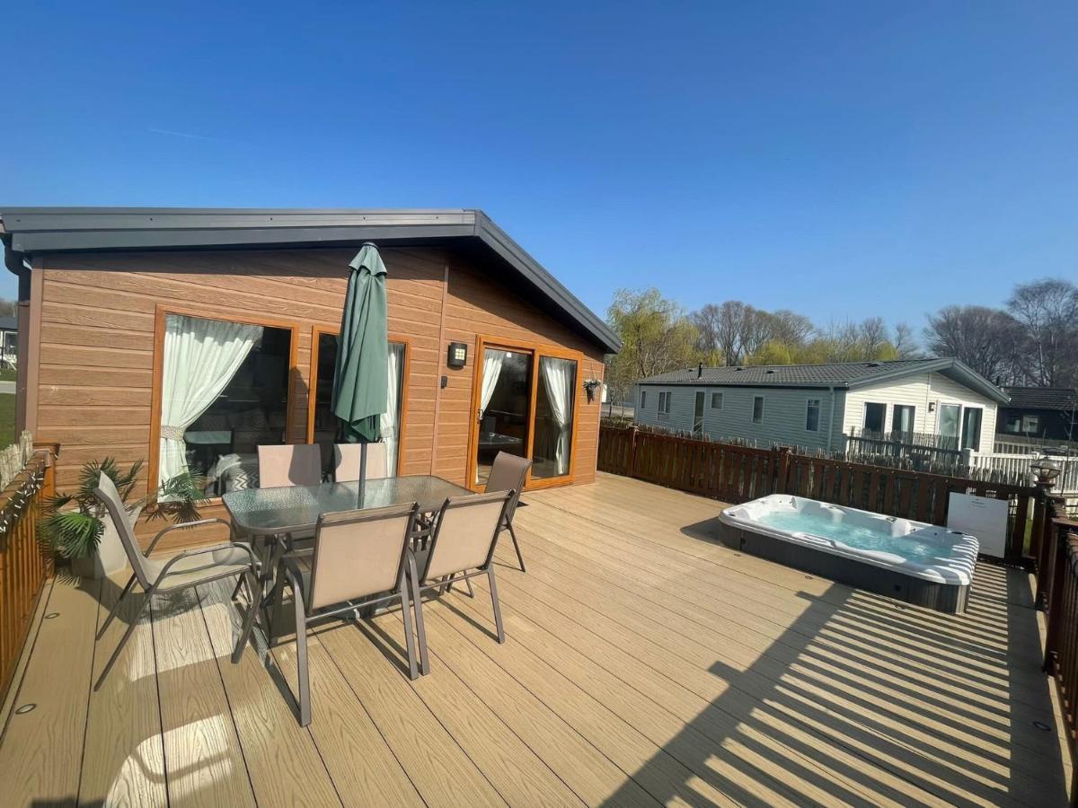 Luxury Lakeside Lodge L1 With Hot Tub Situated At Tattershall Lakes Country Park Экстерьер фото