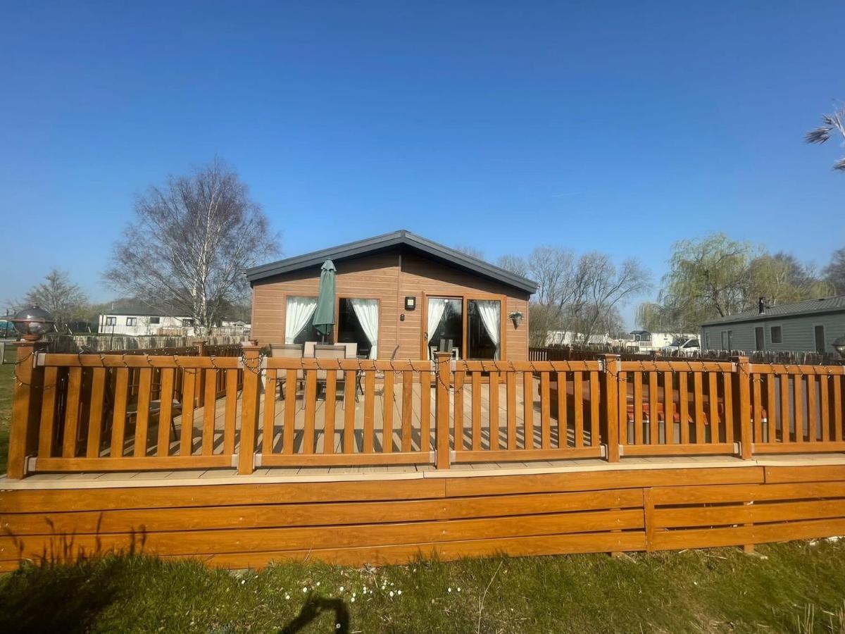 Luxury Lakeside Lodge L1 With Hot Tub Situated At Tattershall Lakes Country Park Экстерьер фото