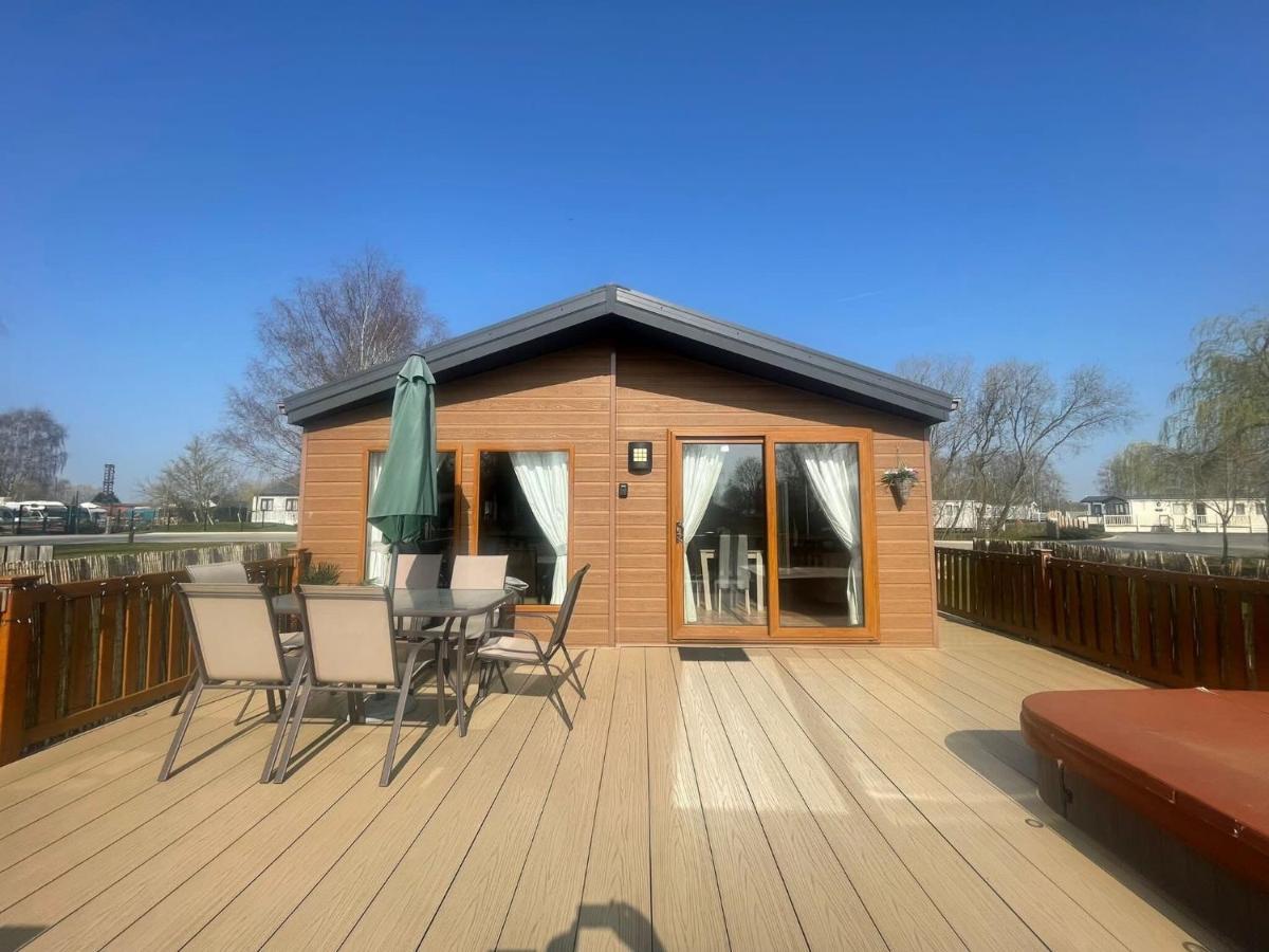Luxury Lakeside Lodge L1 With Hot Tub Situated At Tattershall Lakes Country Park Экстерьер фото