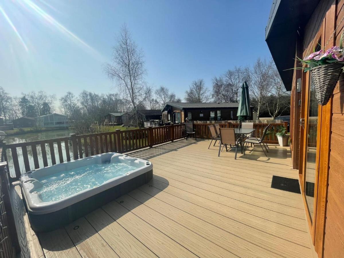 Luxury Lakeside Lodge L1 With Hot Tub Situated At Tattershall Lakes Country Park Экстерьер фото
