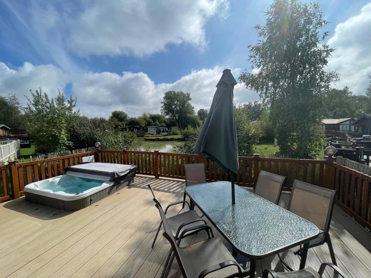 Luxury Lakeside Lodge L1 With Hot Tub Situated At Tattershall Lakes Country Park Экстерьер фото