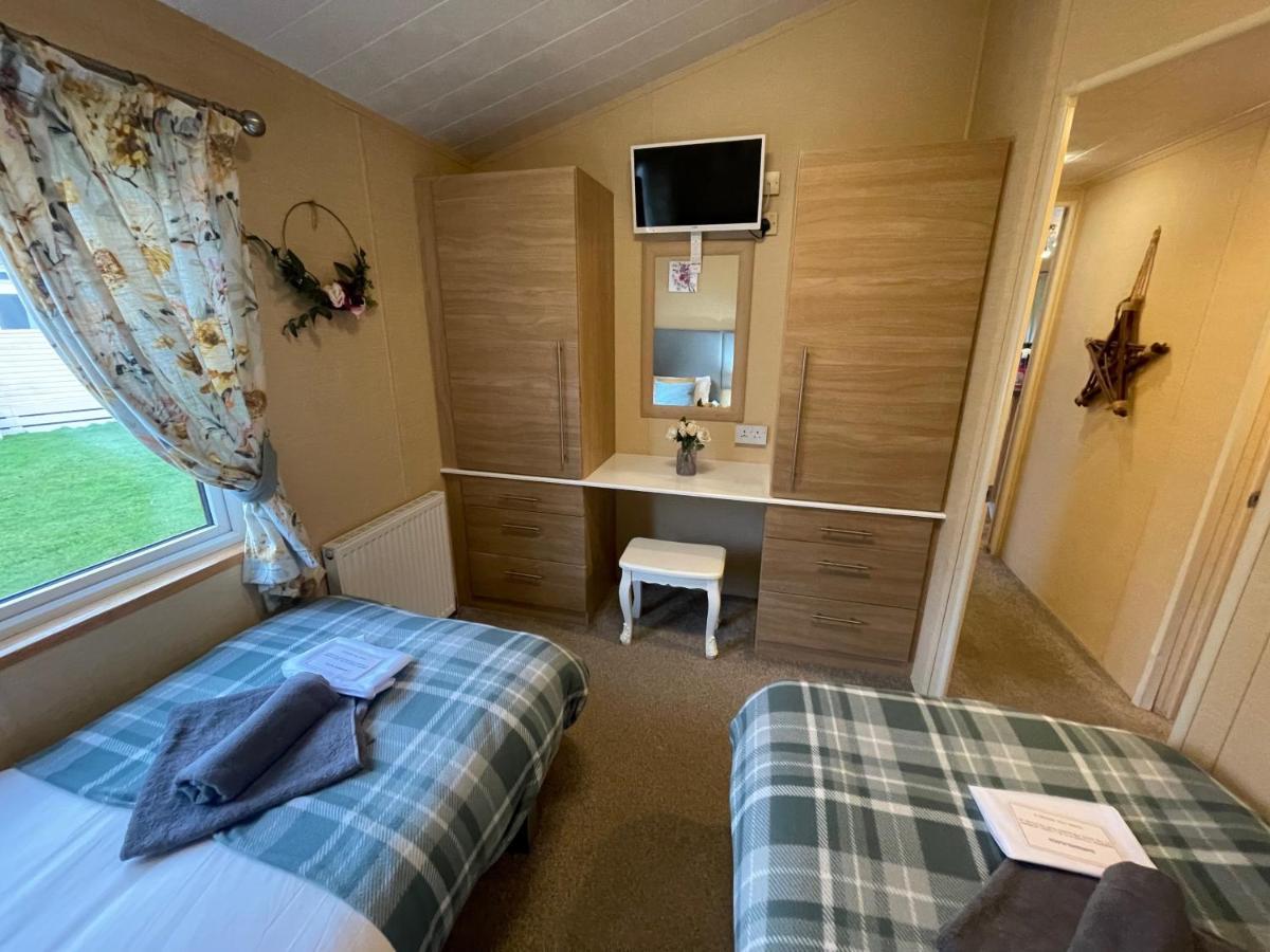 Luxury Lakeside Lodge L1 With Hot Tub Situated At Tattershall Lakes Country Park Экстерьер фото