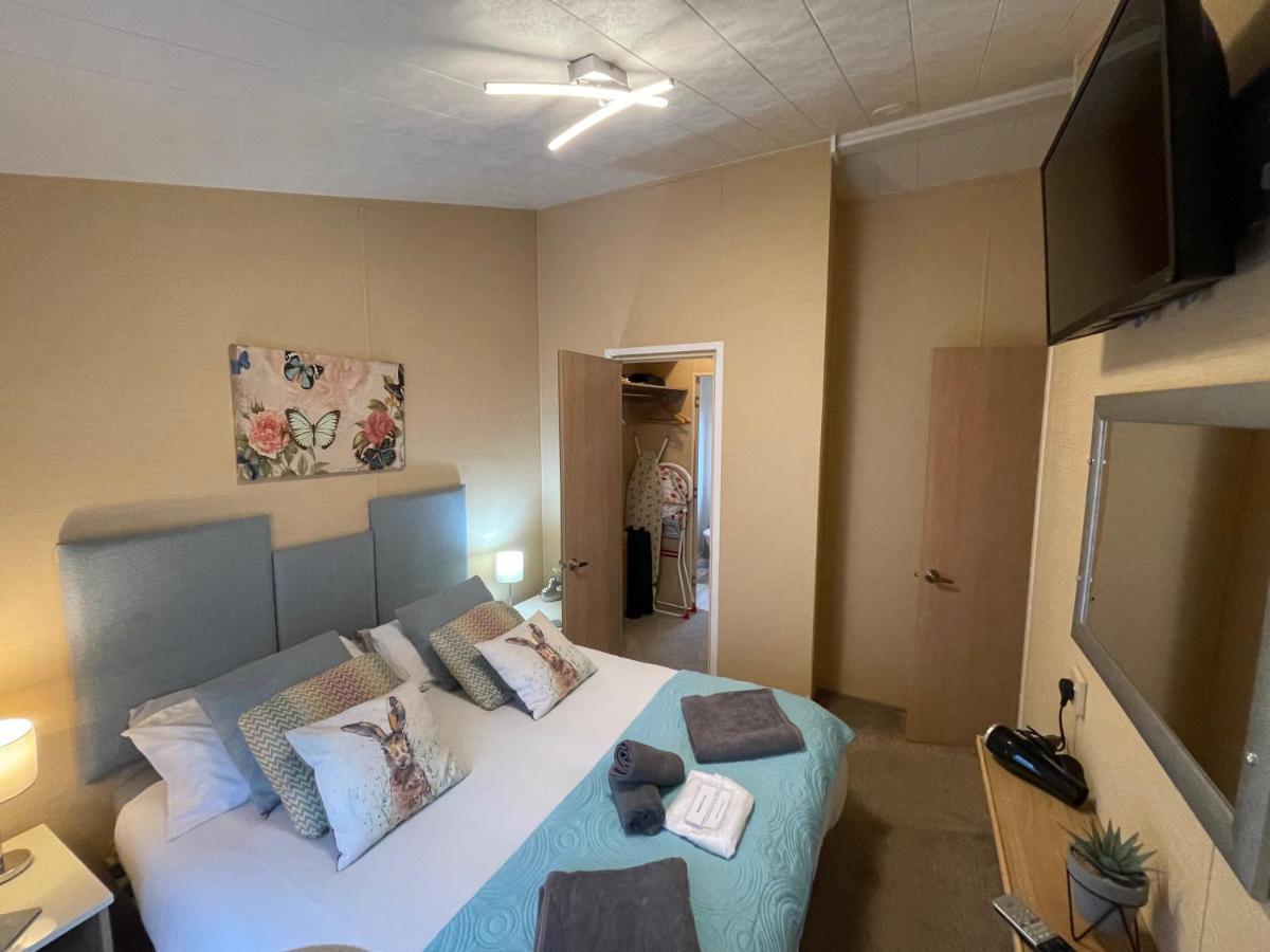 Luxury Lakeside Lodge L1 With Hot Tub Situated At Tattershall Lakes Country Park Экстерьер фото