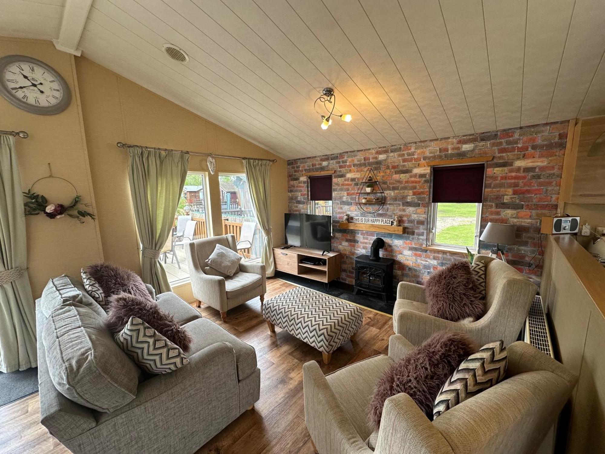 Luxury Lakeside Lodge L1 With Hot Tub Situated At Tattershall Lakes Country Park Экстерьер фото