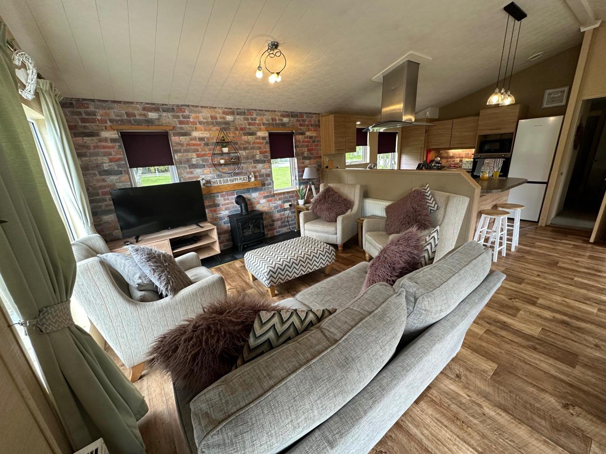 Luxury Lakeside Lodge L1 With Hot Tub Situated At Tattershall Lakes Country Park Экстерьер фото